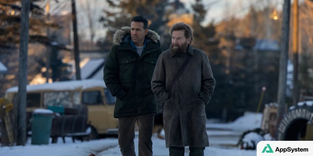 Ryan Reynolds et Kenneth Branagh marchent dans une rue enneigée