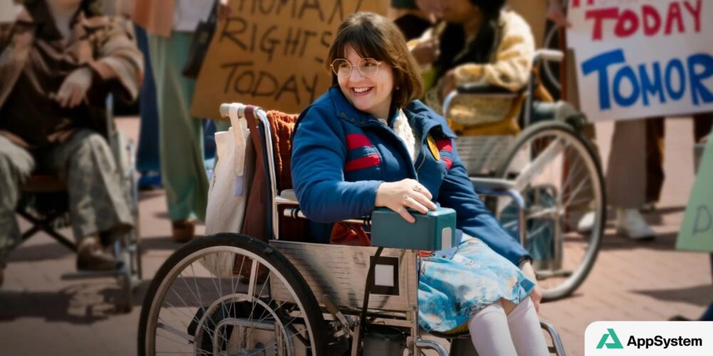 Femme en fauteuil roulant souriant lors d’une manifestation