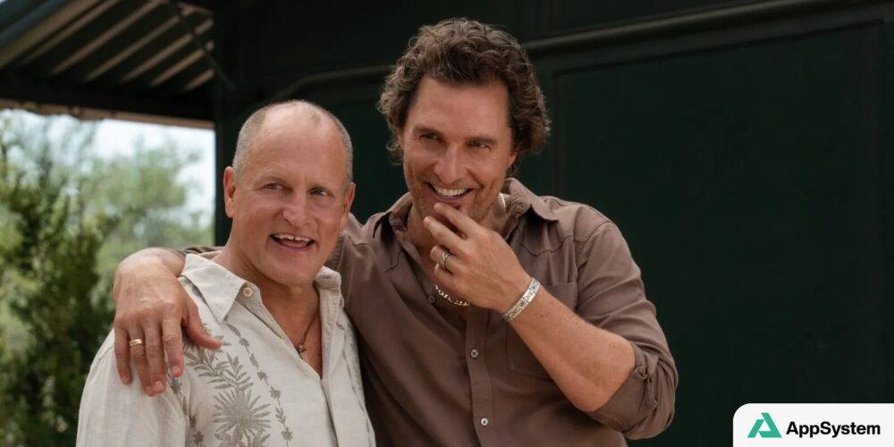 Woody Harrelson et Matthew McConaughey sourient côte à côte