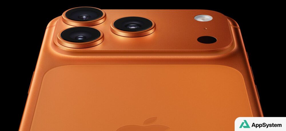 Gros plan du dos orange d’un iPhone avec triple caméra arrière