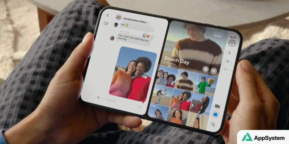 Téléphone pliable déployé utilisé pour consulter messages et photos