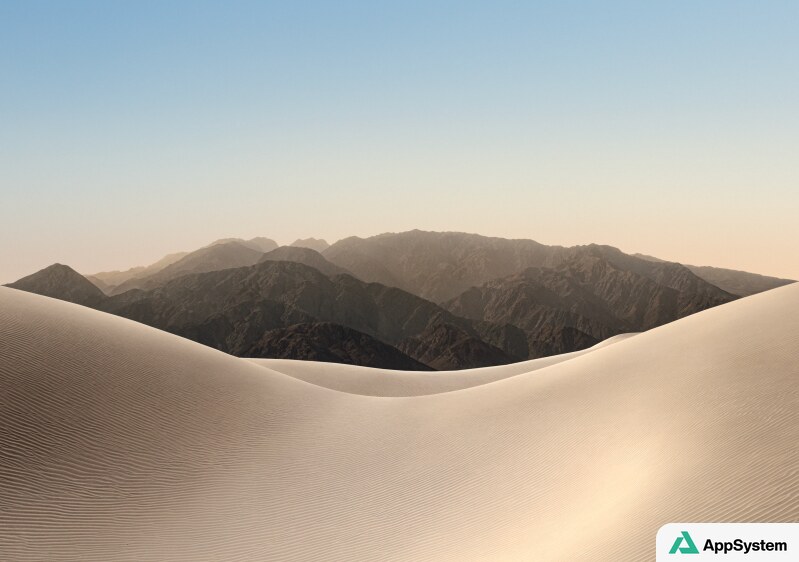 Fond d’écran clair montrant des dunes devant des montagnes