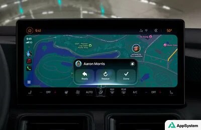 Écran CarPlay affichant une carte de navigation dans une voiture