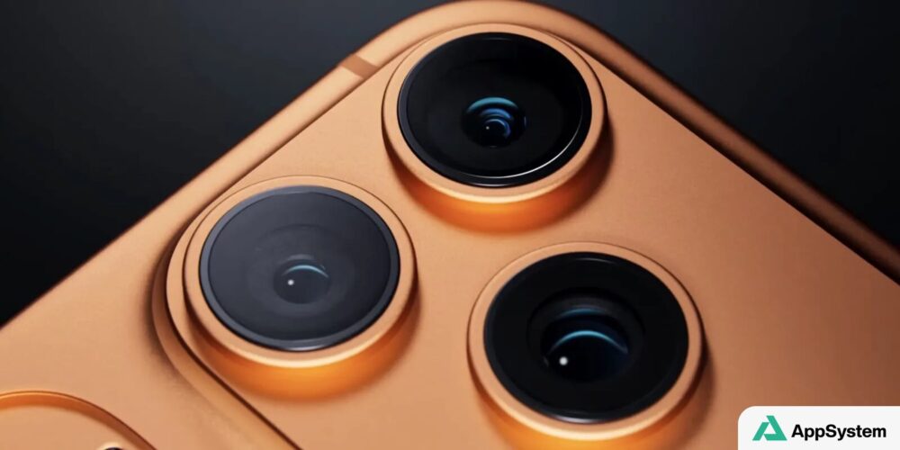 Gros plan sur les trois caméras arrière d’un smartphone orange
