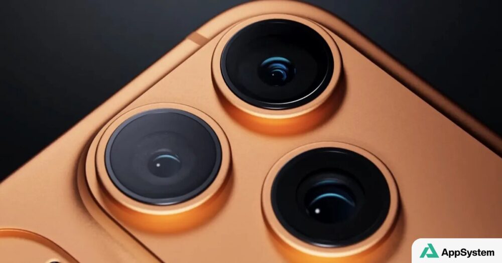 Gros plan sur les trois caméras arrière d’un smartphone orange