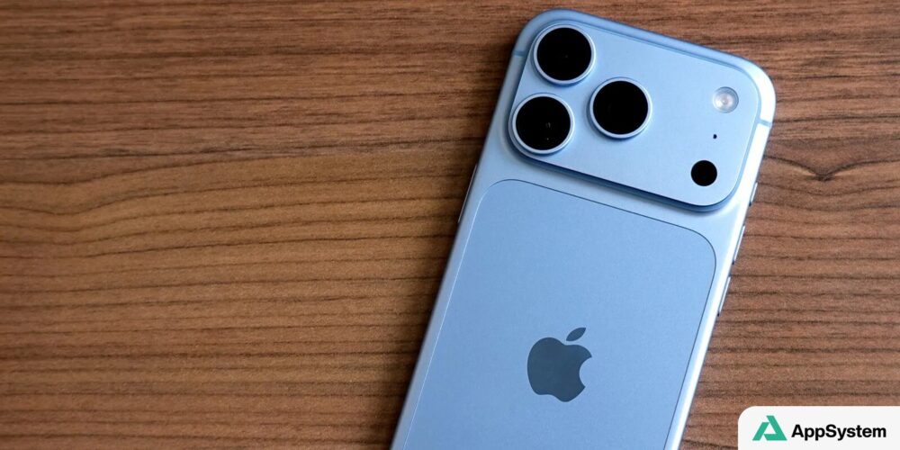 Dos d’un iPhone 18 Pro Max bleu posé sur une table