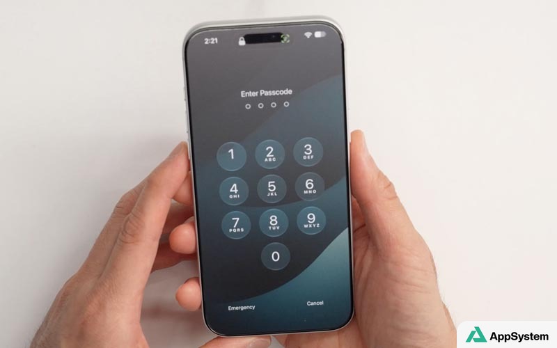 iPhone tenu en main affichant l’écran de saisie du code