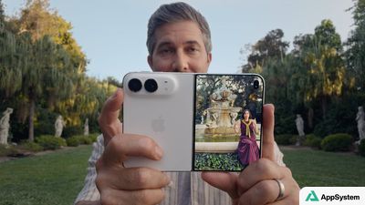 Un iPhone Duo tenu devant un jardin, écran affichant une photo