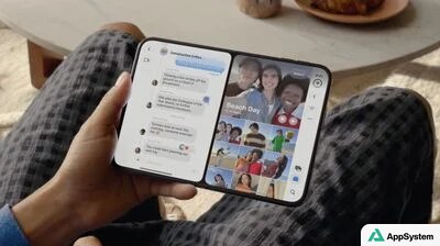 iPhone pliable tenu en main avec deux applications côte à côte