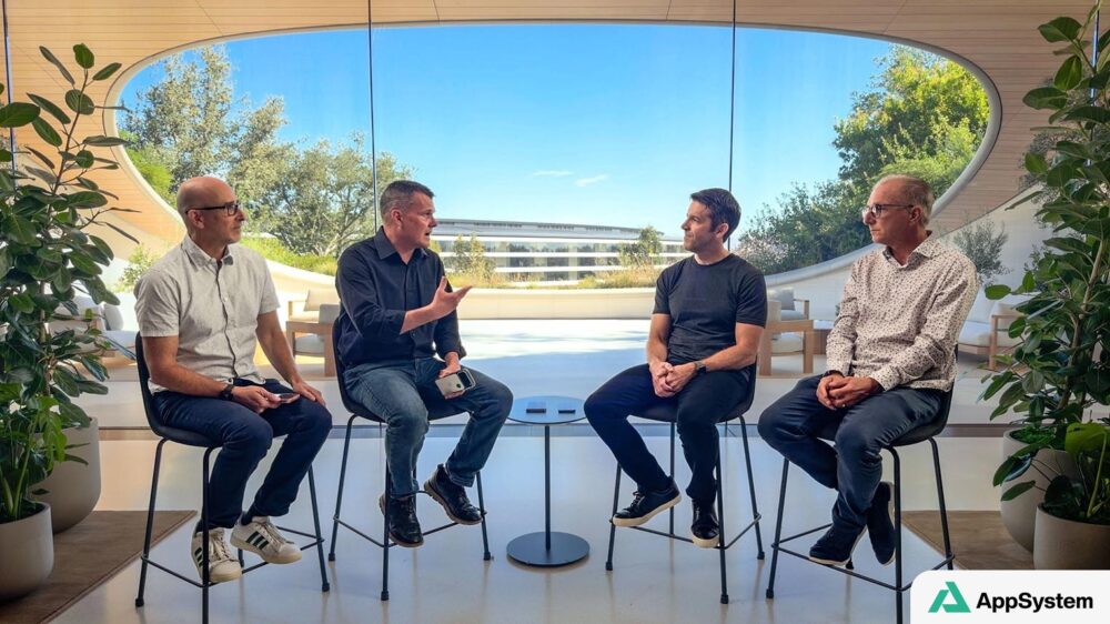 Quatre hommes participent à une interview dans l’observatoire d’Apple Park