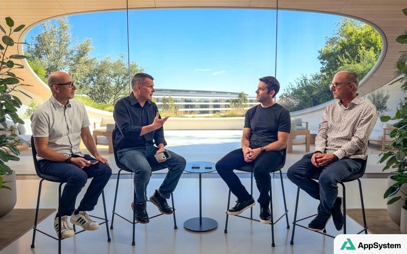 Quatre hommes discutent lors d’une interview à Apple Park