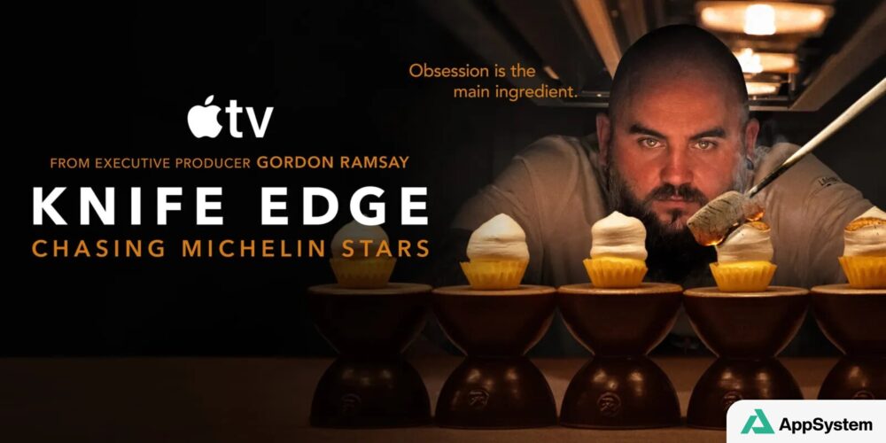 Chef cuisinier observant des desserts dans une cuisine sombre