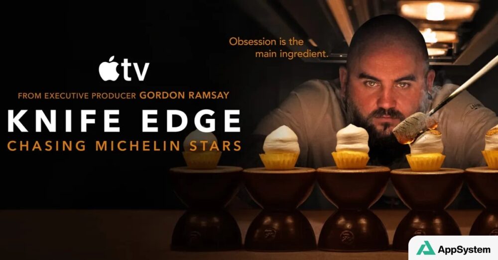 Chef cuisinier observant des desserts dans une cuisine sombre