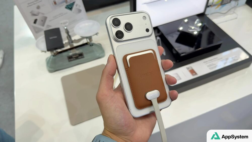 Coque Lexar blanche pour iPhone avec portefeuille et chargeur