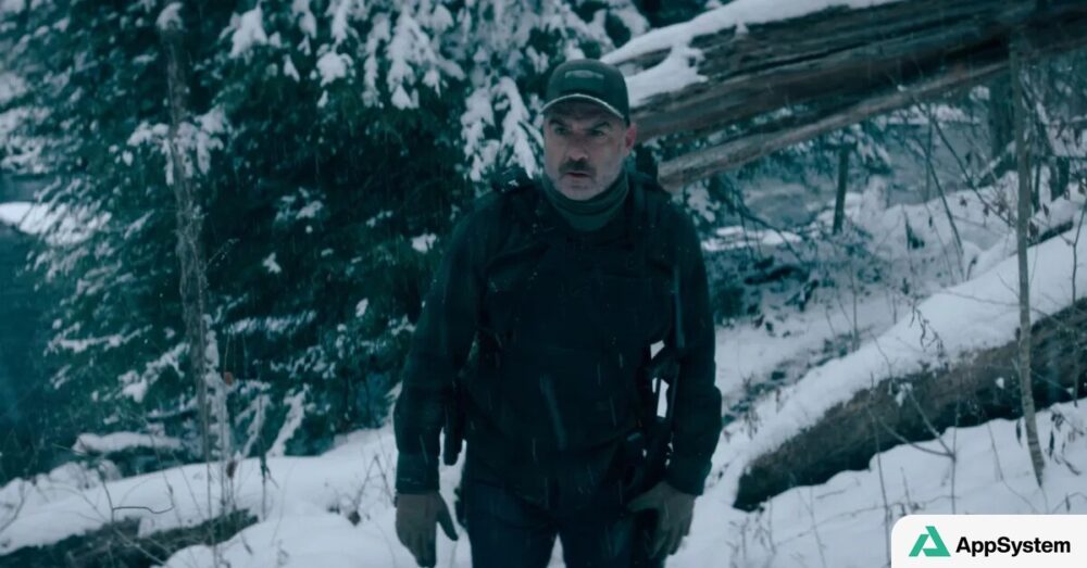 Homme en tenue tactique dans une forêt enneigée