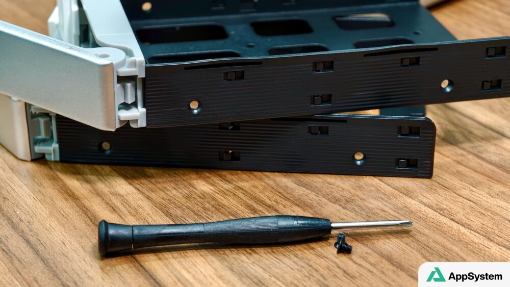 Plateaux de disques du MacData Vault démontés avec un tournevis