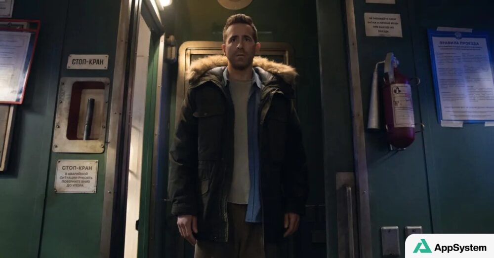 Ryan Reynolds dans l’embrasure d’un wagon ferroviaire