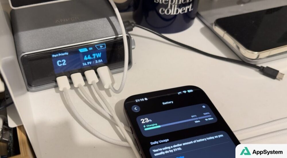 iPhone branché affichant son niveau de batterie en charge