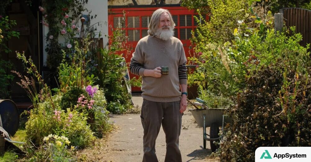 Homme barbu tenant une tasse dans un jardin fleuri