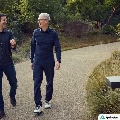 Tim Cook marche dans un jardin avec un collègue.