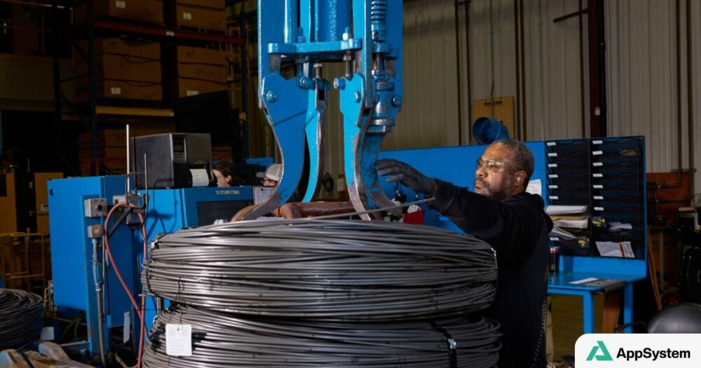 Ouvrier manipulant une machine industrielle dans une usine américaine