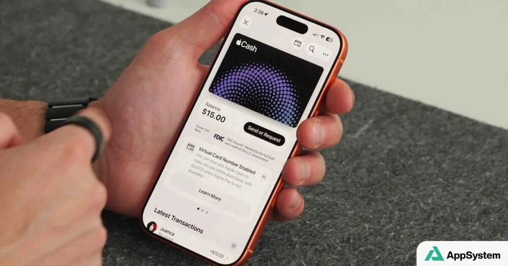 iPhone affichant l’interface Apple Cash dans une main