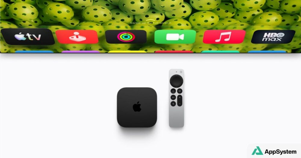 Apple TV 4K noire accompagnée de sa télécommande Siri Remote