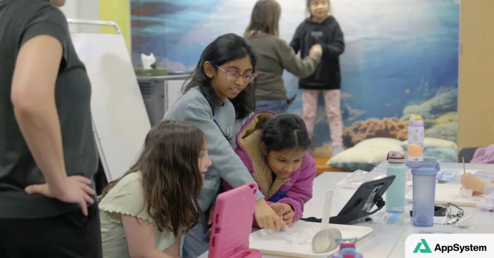 Des élèves utilisent des iPad dans une classe inclusive