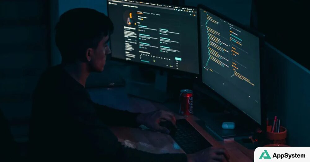 Personne travaillant sur du code informatique à plusieurs écrans