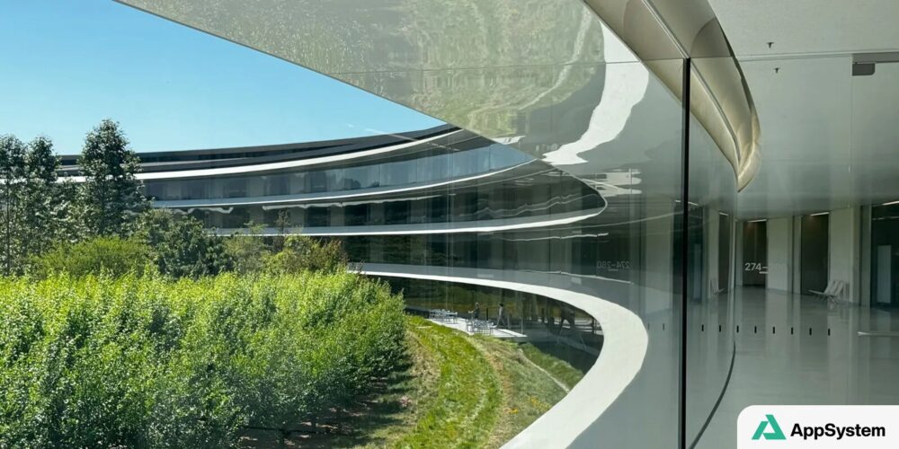 Architecture circulaire du siège d’Apple vue depuis une galerie vitrée