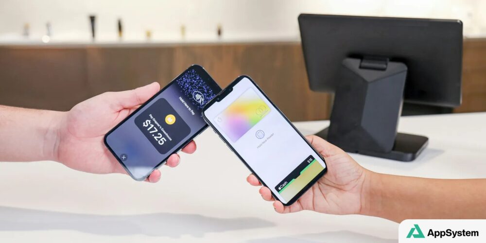 Deux iPhone présentent des applications de paiement face à un terminal