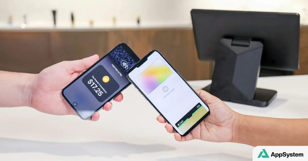 Deux iPhone affichent des paiements sans contact devant un terminal