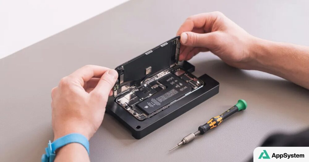 Réparation d’un iPhone ouvert avec un tournevis de précision