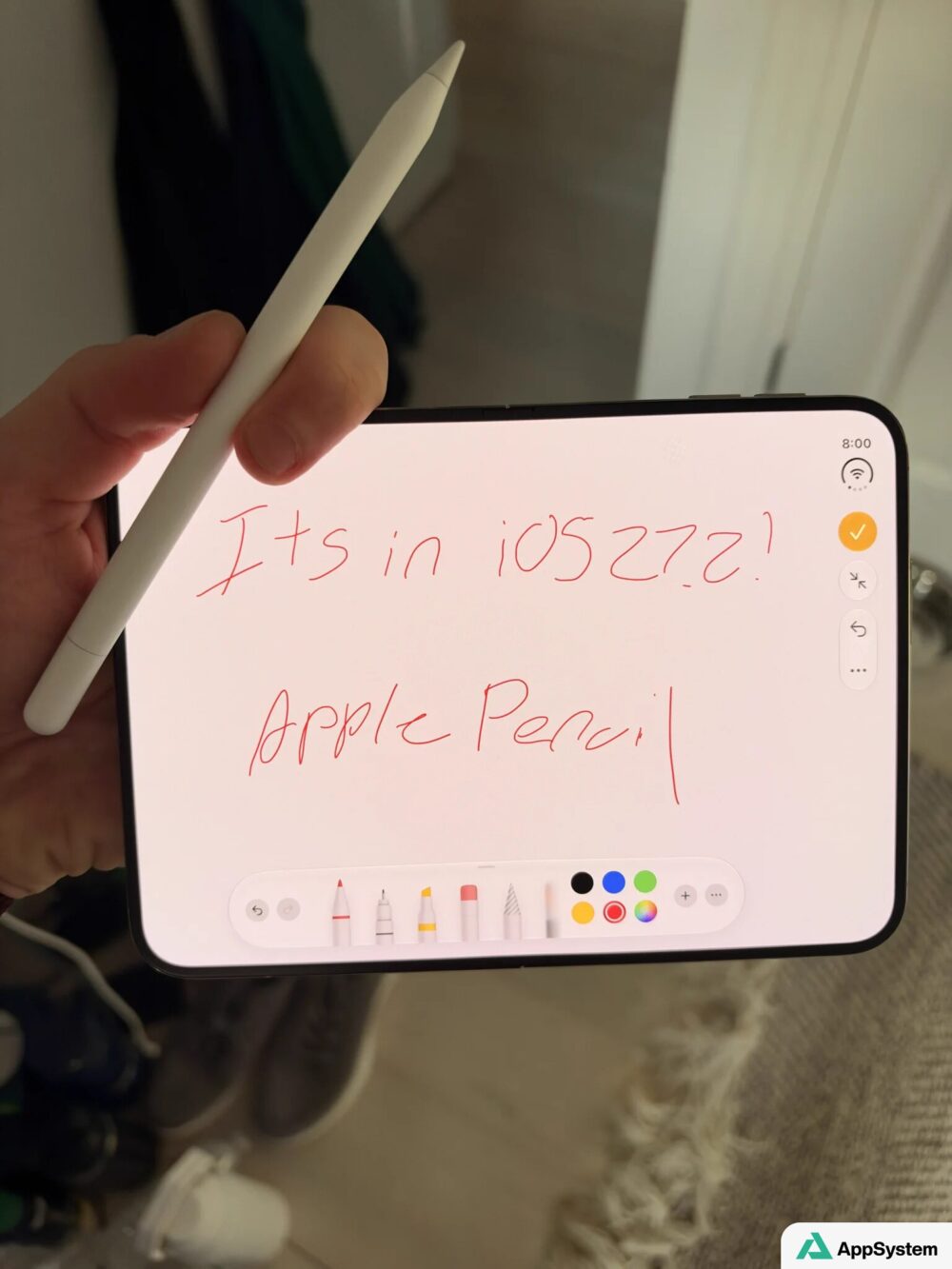 Apple Pencil écrit sur l’écran d’un iPhone pliable sous iOS 27.2