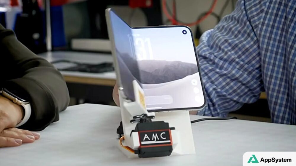 iPhone Duo plié fixé sur un outil de test motorisé