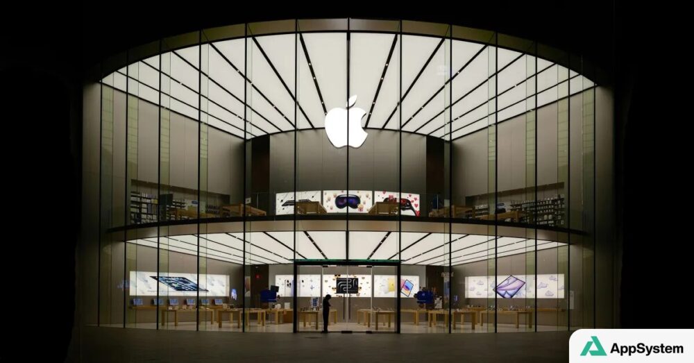 Apple store éclairé présentant des produits technologiques derrière sa façade vitrée