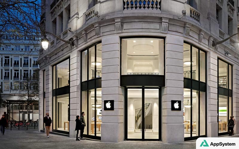 Façade d’un Apple Store français éclairée en soirée