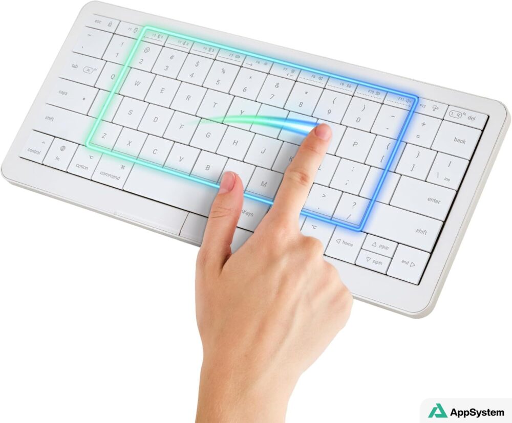 Main utilisant les gestes tactiles sur le clavier Clevetura S