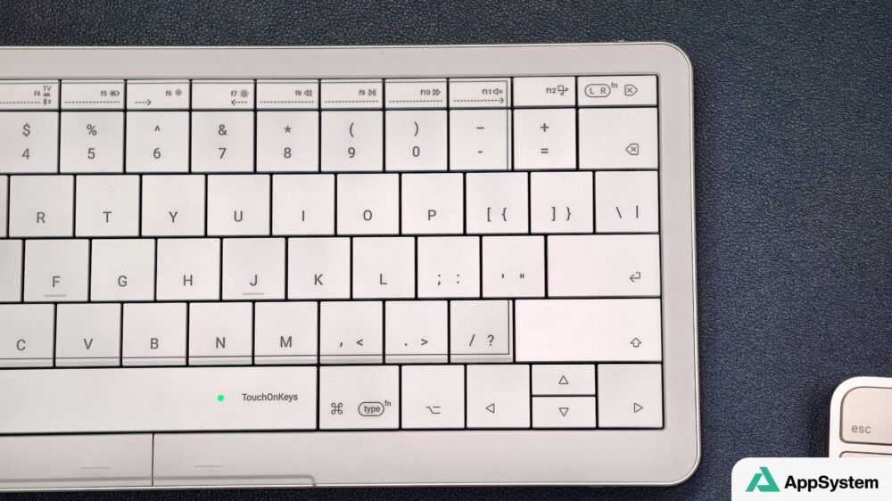 Vue rapprochée des touches et raccourcis du clavier Clevetura S
