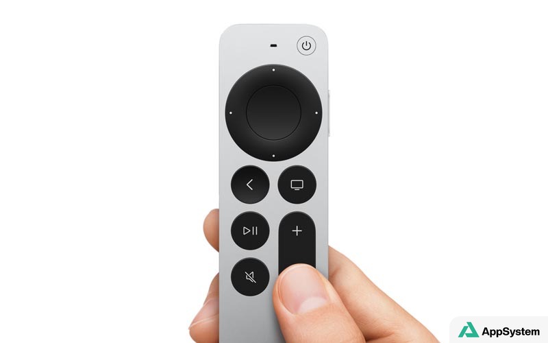 Télécommande Apple TV tenue dans une main