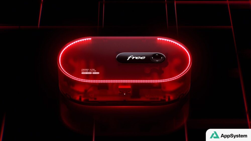 Freebox lumineuse présentée en gros plan dans un éclairage rouge