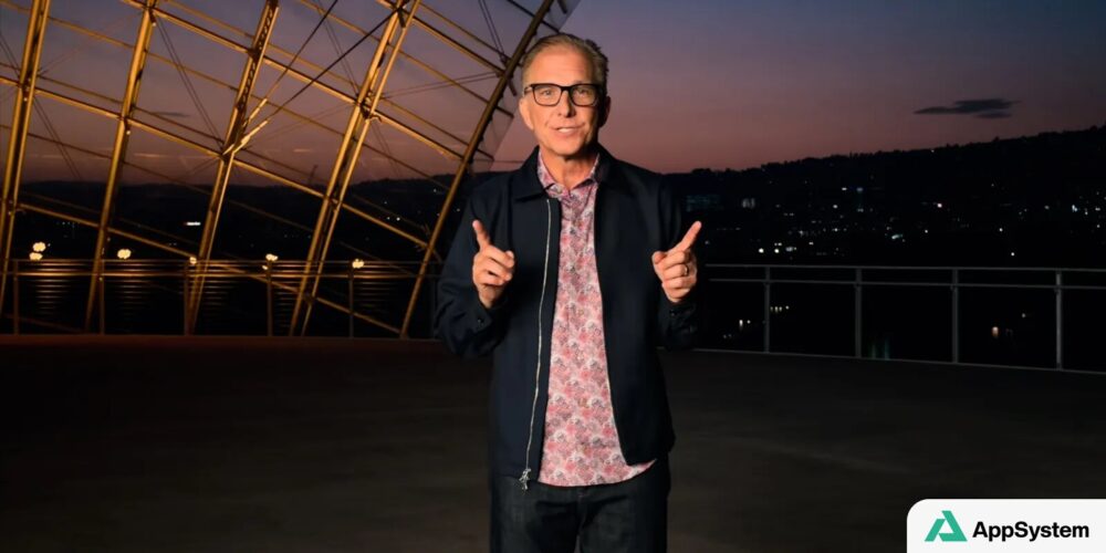Greg Joswiak pose devant une structure métallique au crépuscule