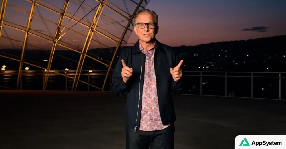 Greg Joswiak pose devant une structure métallique au crépuscule