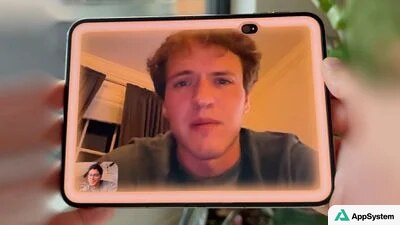 iPhone Duo pliable montrant un appel vidéo éclairé par les bordures