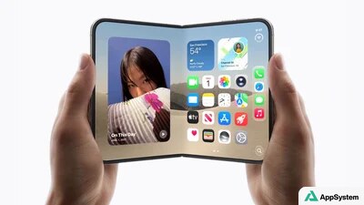 iPhone pliable tenu ouvert entre deux mains