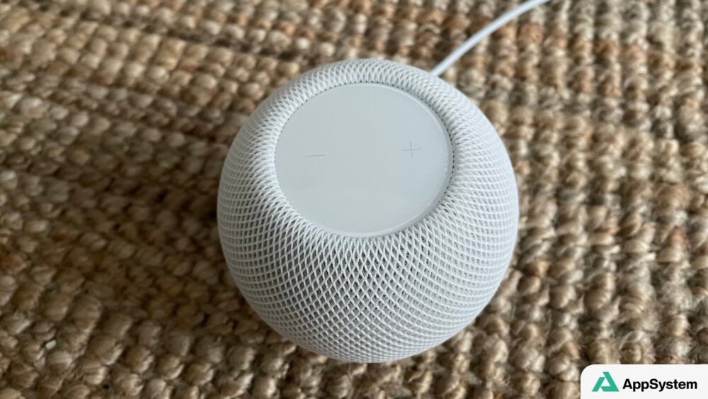HomePod blanc avec surface tactile visible sur un tapis