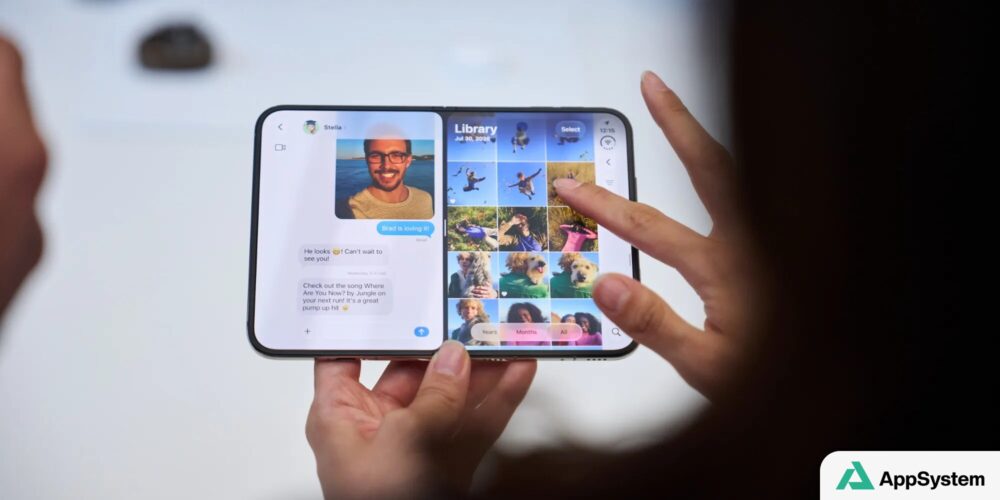 Smartphone pliable affichant une conversation et une galerie photo