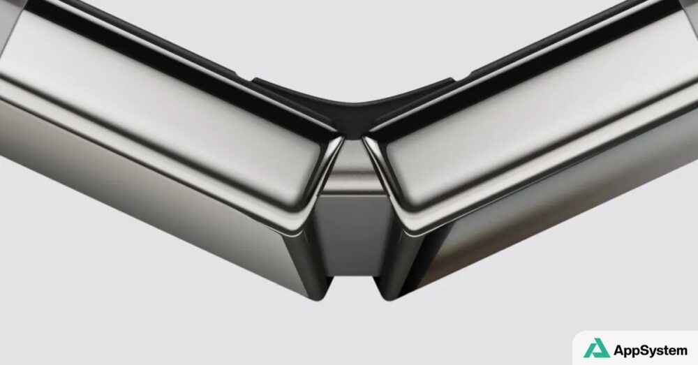 Gros plan sur la charnière d’un smartphone pliable métallique