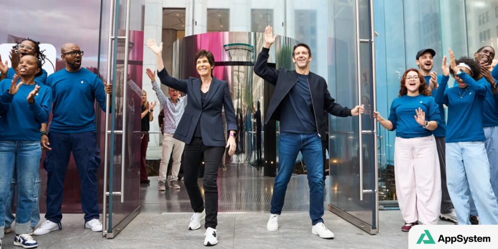 Employés accueillant des visiteurs devant une boutique Apple