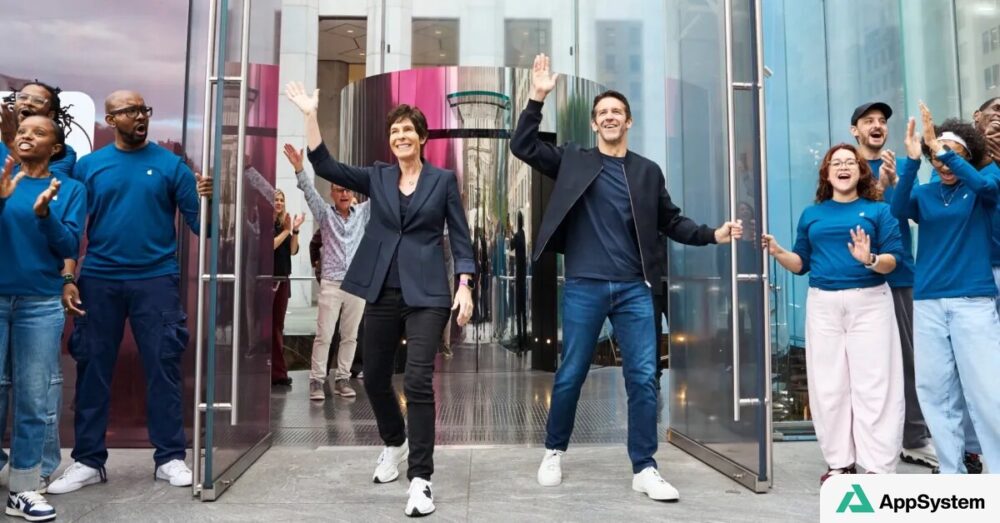 Employés célébrant devant une boutique Apple